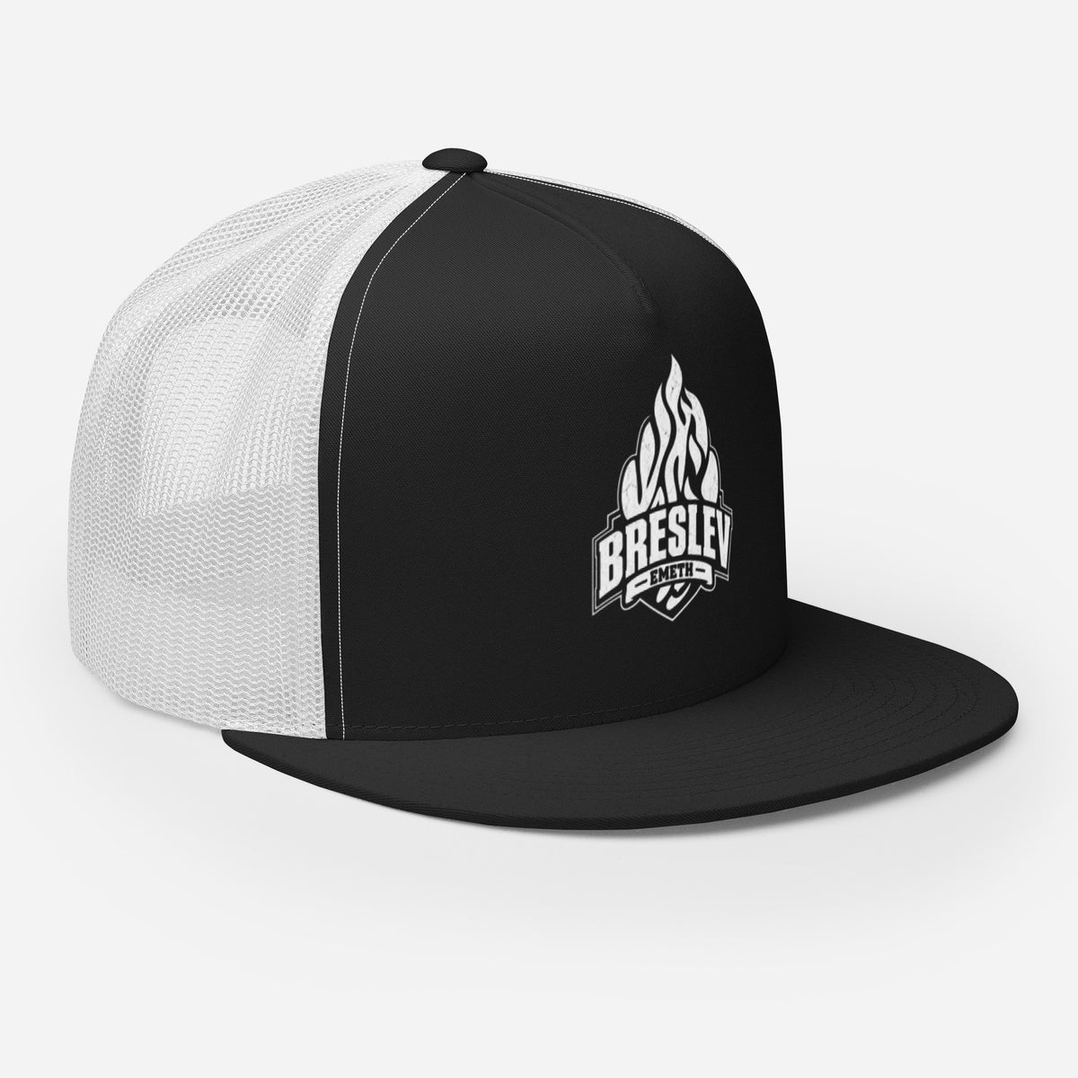 Casquette trucker EMETH 148 Flamme Breslev noir et blanc, trois quarts droite