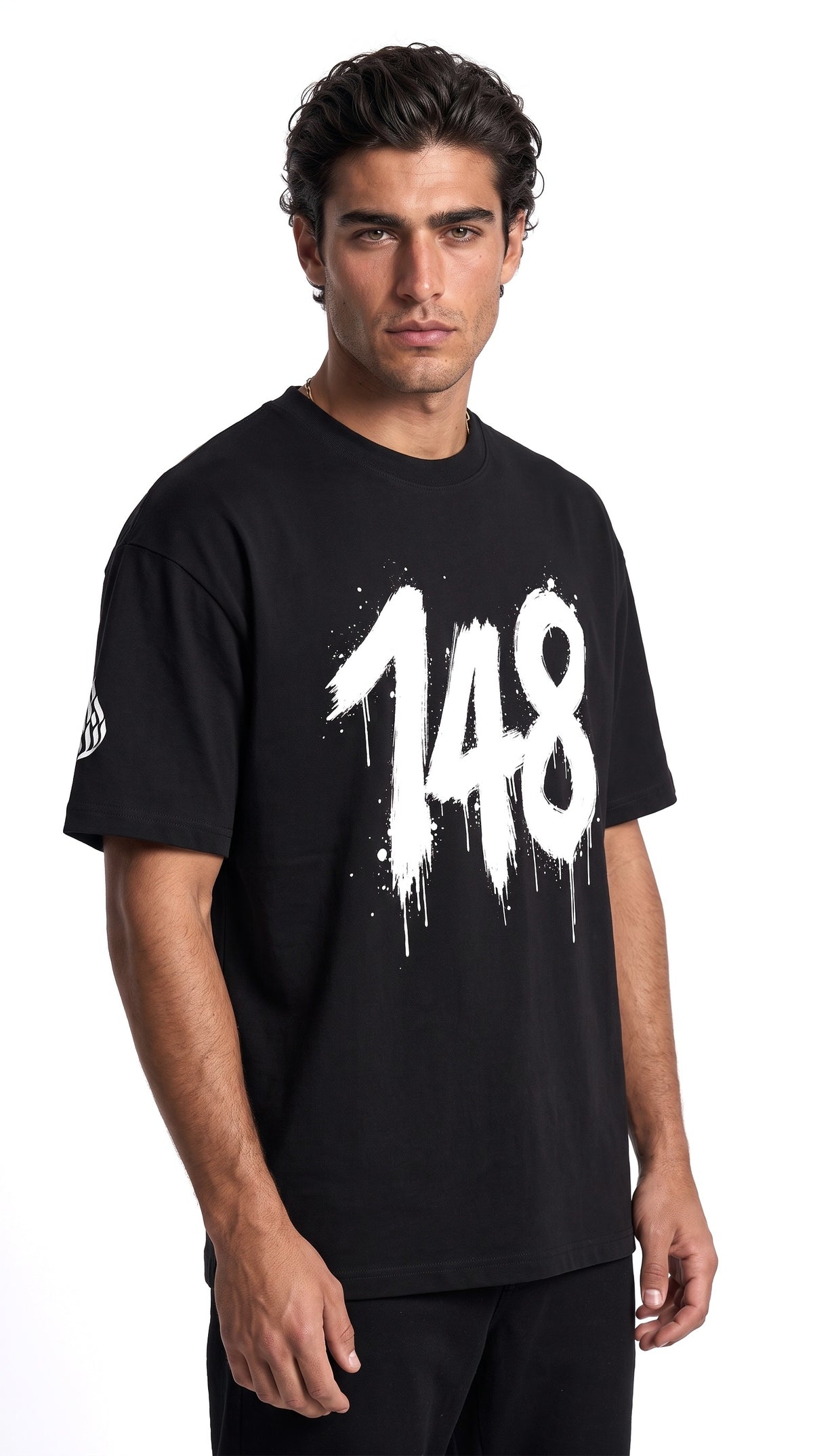T-shirt oversize EMETH 148 noir porté, vue de face : 148 au pinceau blanc