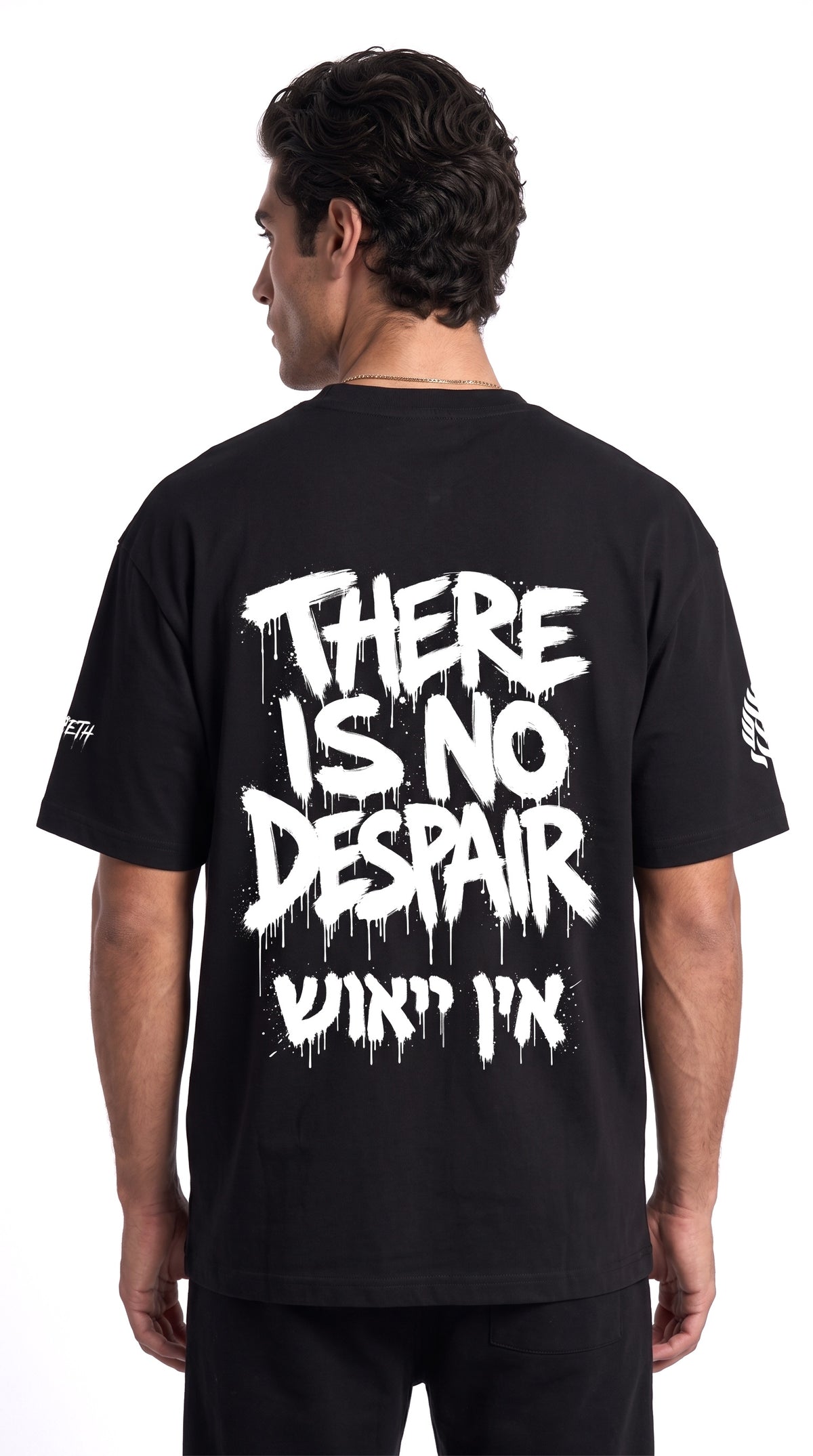 T-shirt oversize EMETH 148 noir porté, vue de dos : There Is No Despair et אין ייאוש