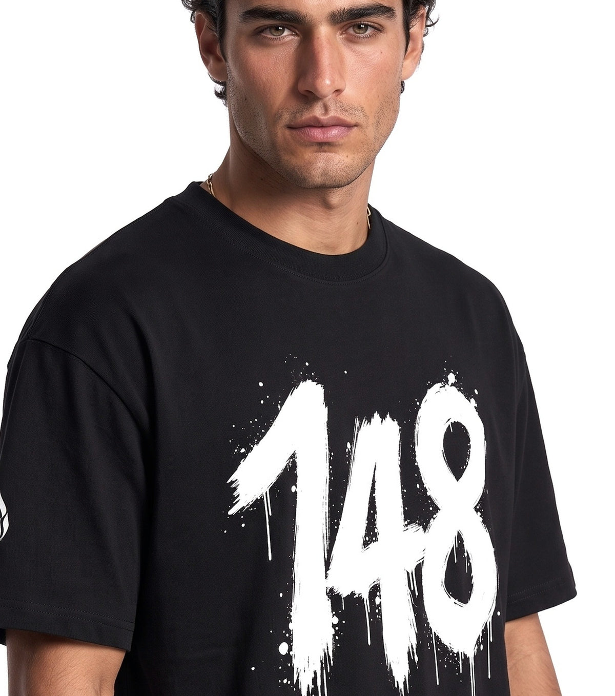 Détail du 148 peint au pinceau sur le t-shirt EMETH noir