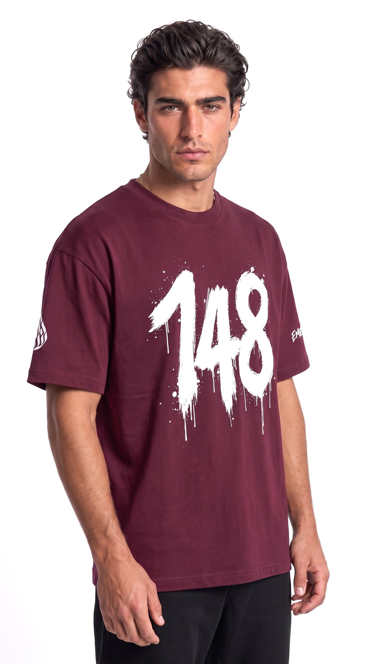 T-shirt oversize EMETH 148 rouge bordeaux porté, vue de face