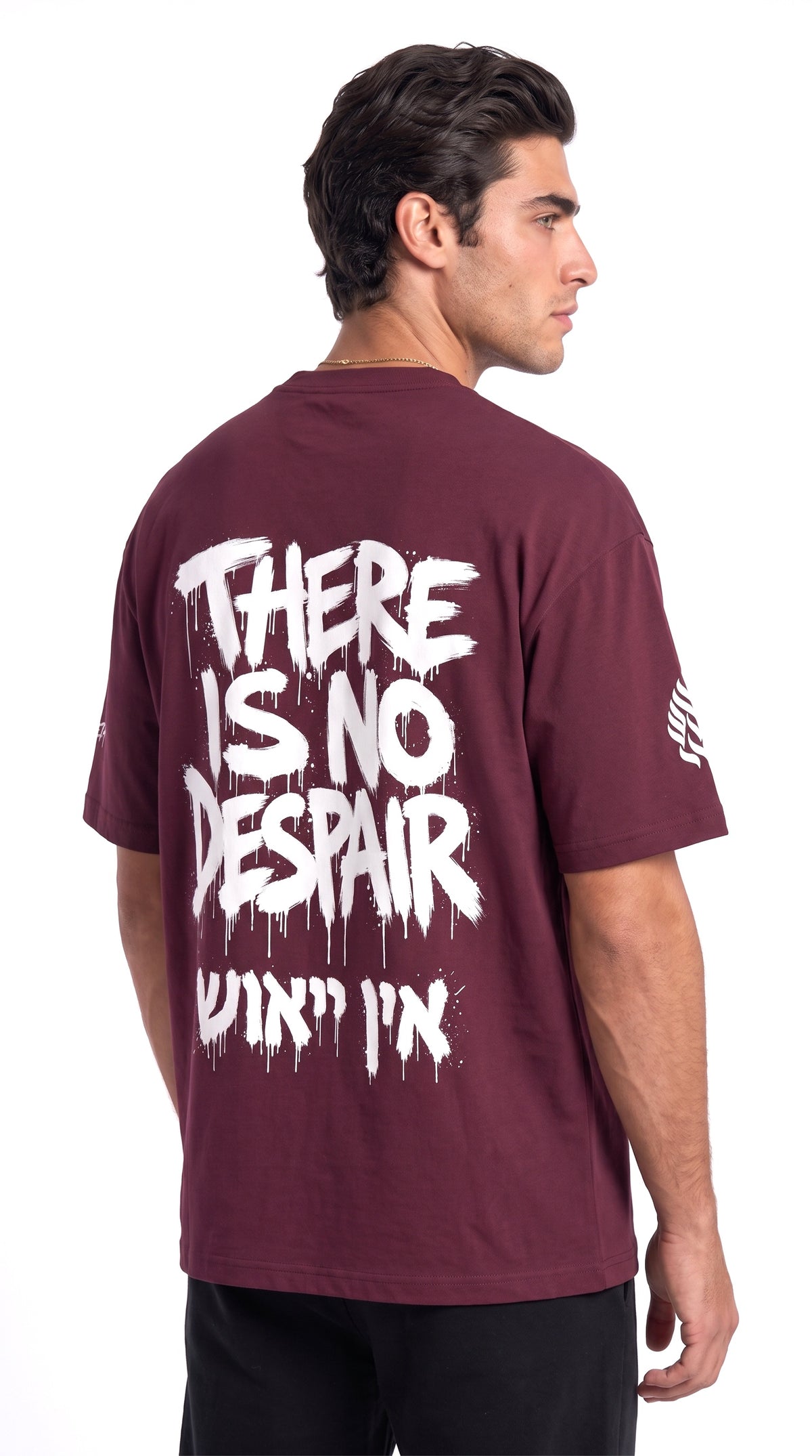 T-shirt oversize EMETH 148 rouge bordeaux porté, vue de dos de trois quarts
