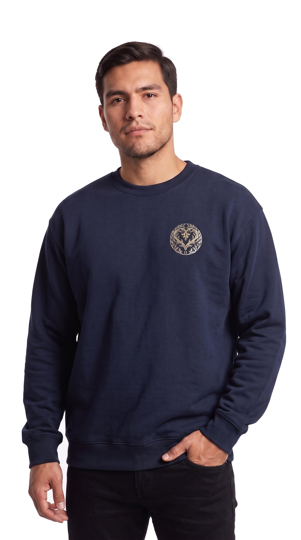 Sweat col rond EMETH 13 Ahava Lev Echad bleu marine porté, vue de face