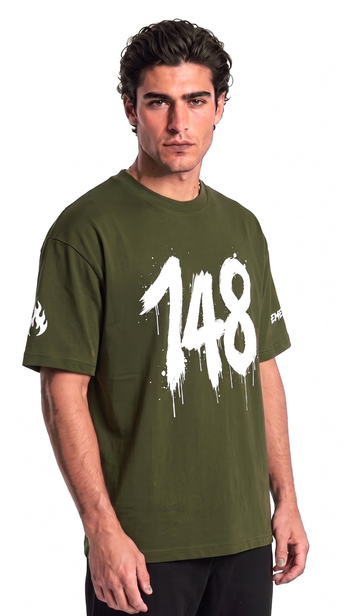 T-shirt oversize EMETH 148 vert jungle porté, vue de face