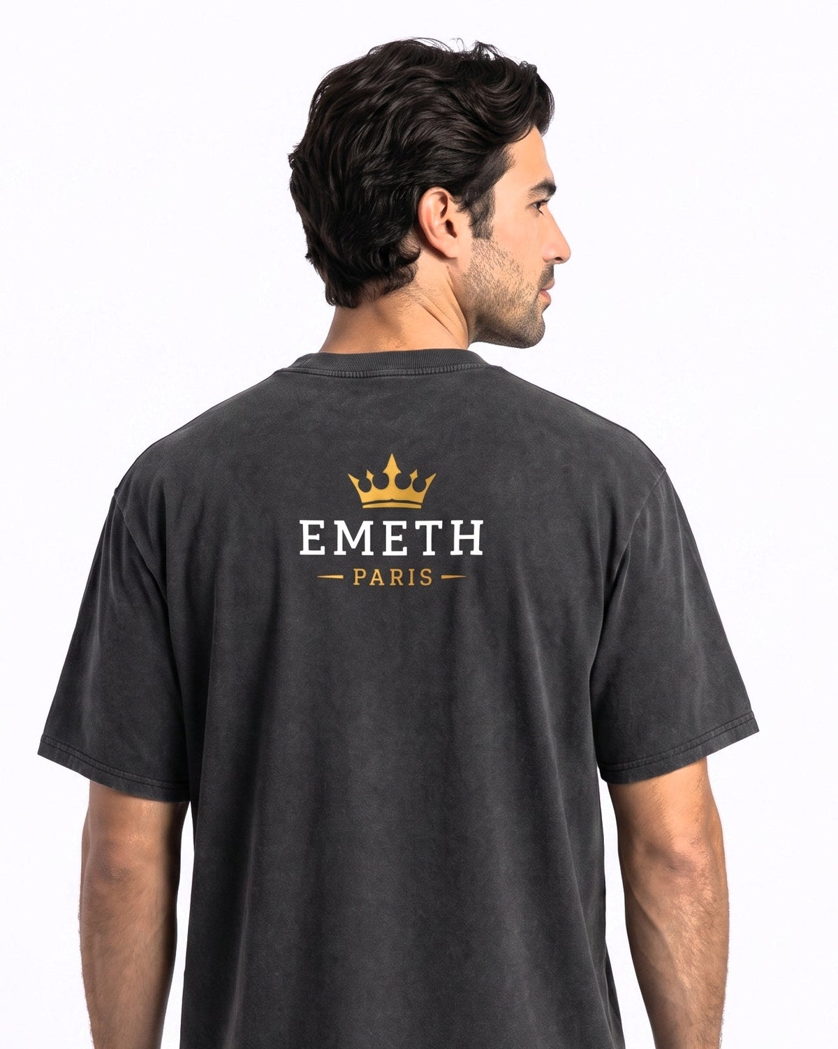 T-shirt EMETH 07 porté, vue de dos : couronne or et EMETH Paris