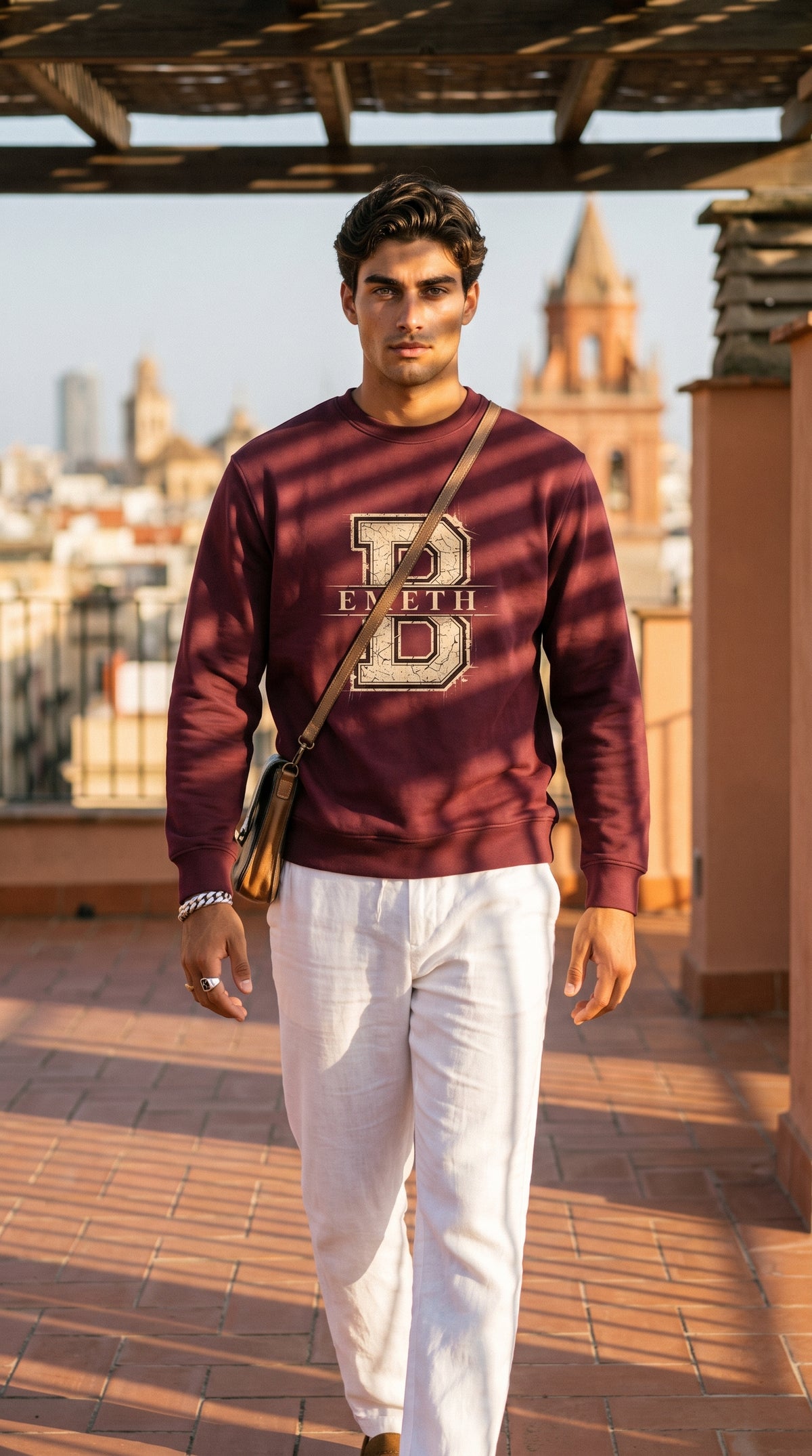 Sweat col rond EMETH Classic Varsity B rouge foncé porté avec un pantalon blanc