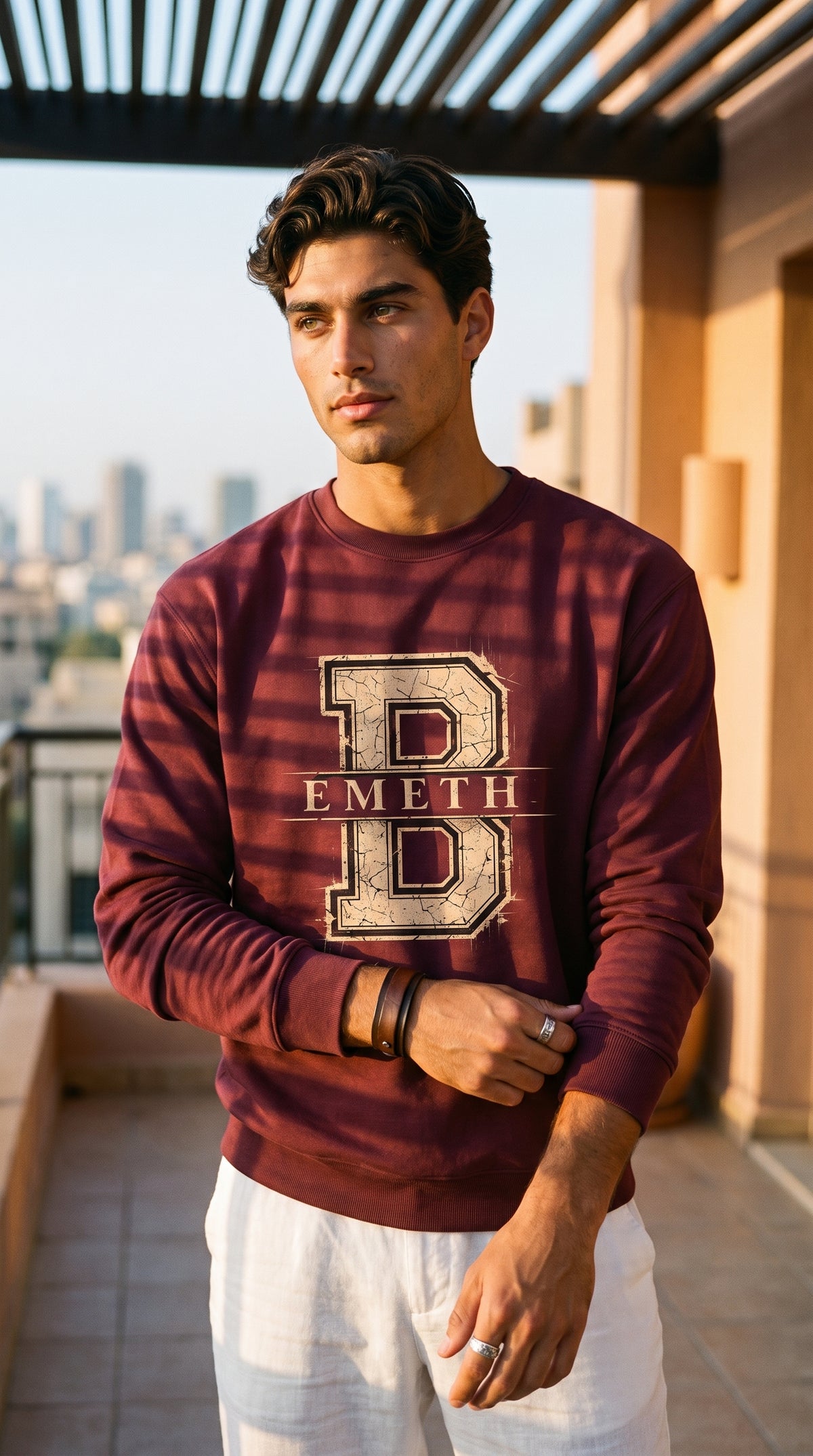 Sweat col rond EMETH Classic Varsity B rouge foncé porté, vue rapprochée du B
