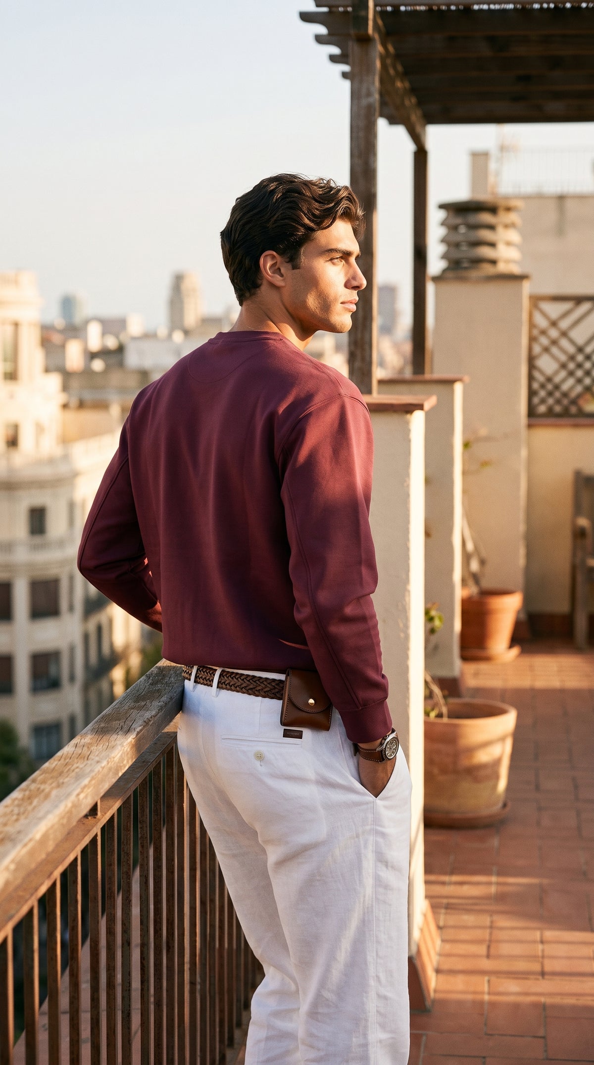 Sweat col rond EMETH Classic Varsity B rouge foncé porté, vue de dos