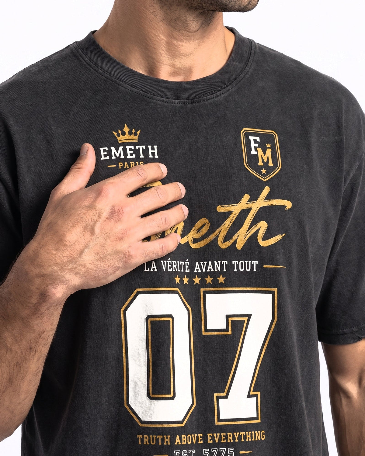 Détail du print : EMETH Paris, signature Emeth or, La Vérité Avant Tout et grand 07 varsity