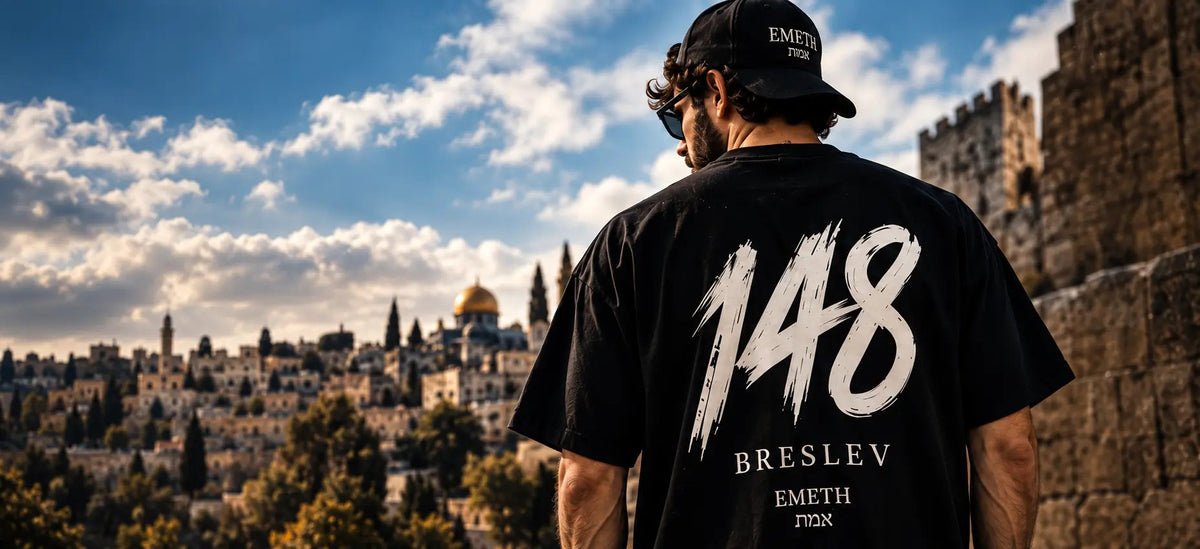 Homme de dos portant le T-shirt EMETH 148 Breslev face à Jérusalem